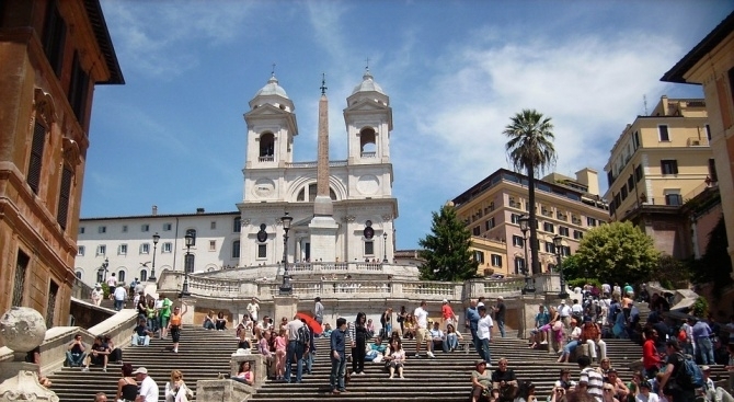 Пиян шофьор слезе с автомобила си по знаковите стълби на