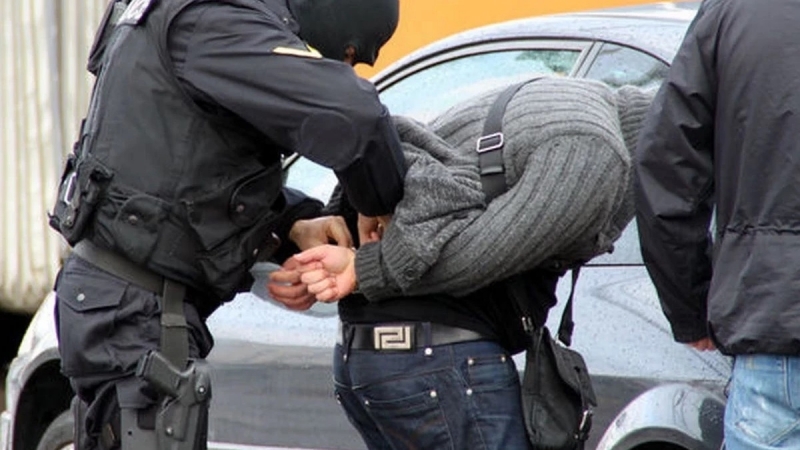 Трима души са арестувани след като ченгета откриха 10 пакета