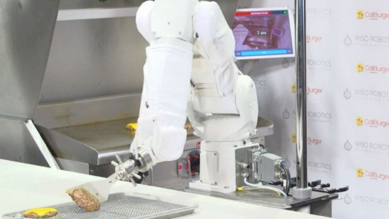 Роботът Flippy който приготвя бургери и започна работа тази седмица