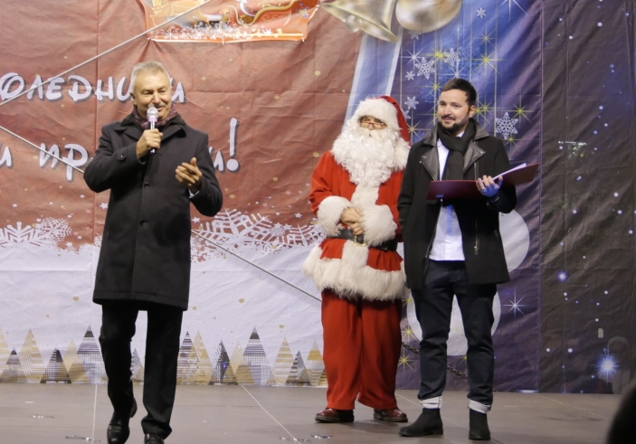 Златко Живков даде старт на коледните празници в Монтана със запалването на 10-метрова елха /снимки/