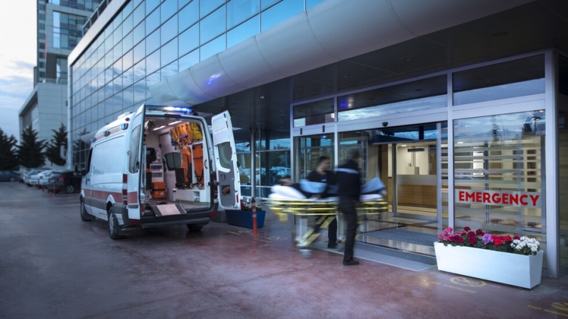 Един човек е загинал след като скочил от жилищна сграда