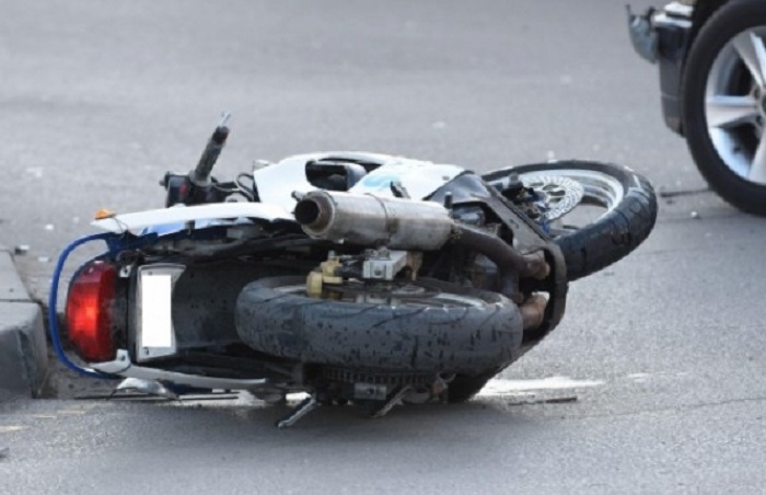 Катастрофа между лек автомобил и моторист предизвика километрично задръстване по основният