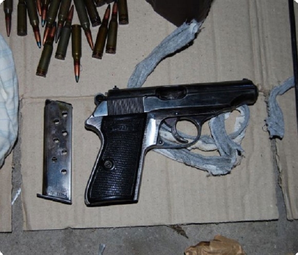 Полицията е иззела незаконно оръжие и боеприпаси от апартамент в