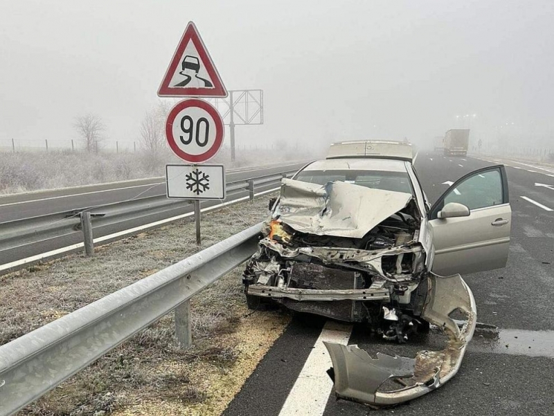Автомобил и камион се удариха на магистралата край Шумен Катастрофа е