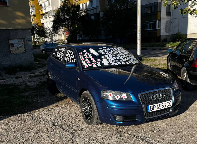 Кола осъмна вчера облепена със стикери и дамски превръзки във