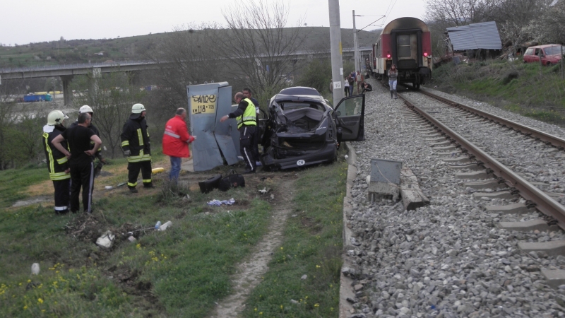 Пътнически влак пътуващ към Горна Оряховица е блъснал лек автомобил