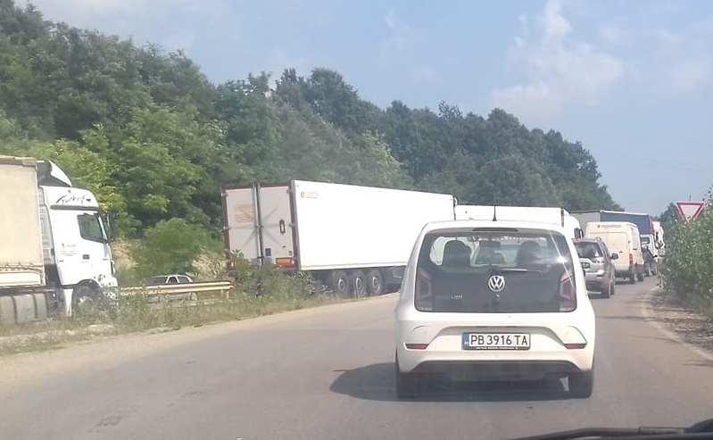 ТИР аварира и затрудни движението по главен път Е 79 научи