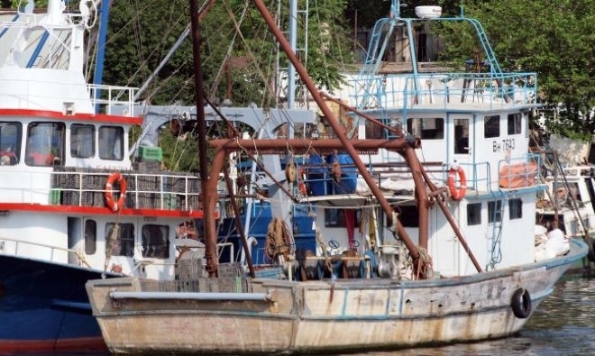 В пристанище Констанца остават задържаните три български риболовни кораба, заради