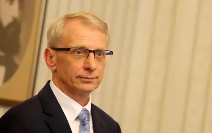 Премиерът Денков се заобиколи със съветници с пъстро политическо минало