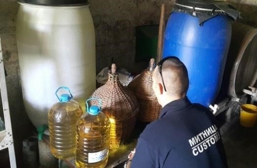 Полицейски служители са заловили нелегален алкохол в оряховско село съобщиха