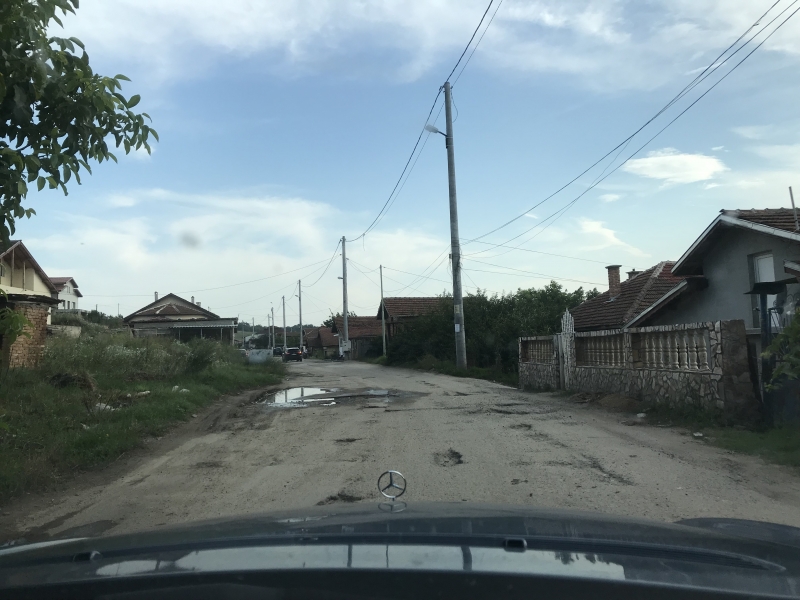 Пътят от Лом към село Замфир все още е в