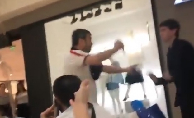 Мъж посегна с нож на охранител в столичен мол Видео