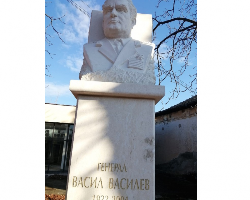 Бюст-паметник на ген.-полк. инж. Васил Василев (1933-2004 г.), командващ на