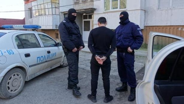 Полицаи обискираха двама на площадка във Враца, намериха в дома на единия наркотици