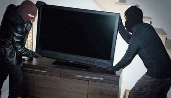 Двама младежи задигнаха телевизора на баба в Брусарци съобщиха от