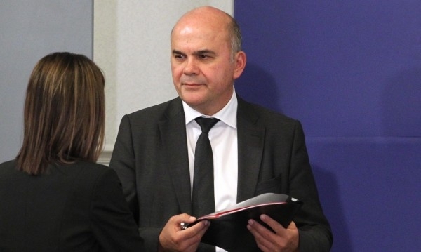 Министърът на труда и социалната политика Бисер Петков не е