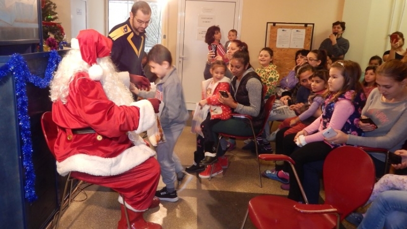Дядо Коледа дойде днес при болните деца от детското отделение