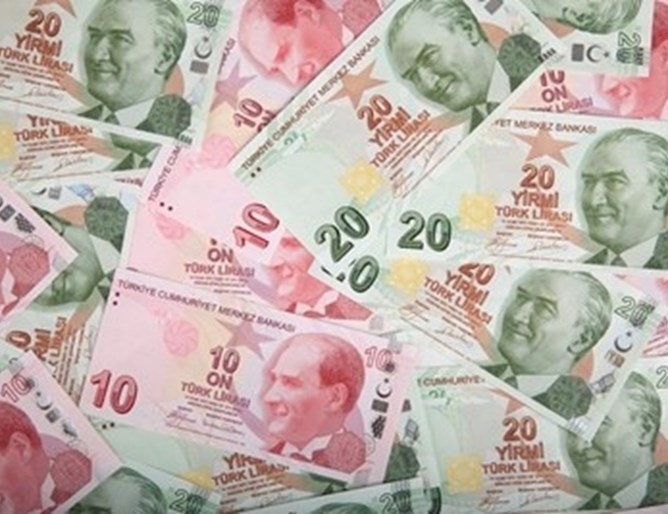 Турската лира падна със 17% спрямо долара