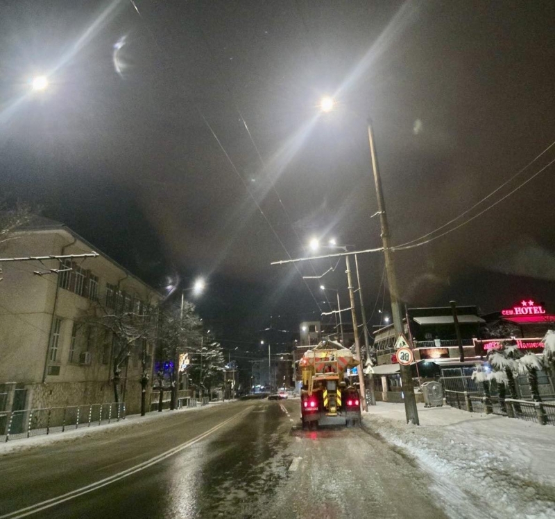 От началото на снеговалежа във Враца екипите на БКС са