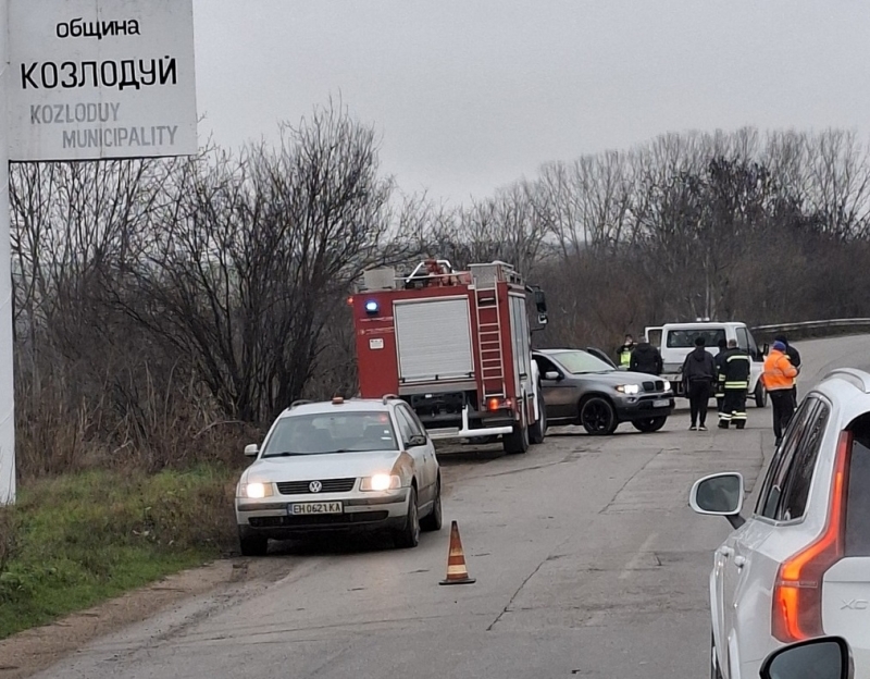 Водач е изхвърчал от пътя и се е преобърнал с