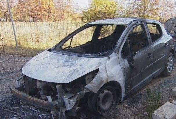 Кола е унищожена напълно при пожар в Монтанско съобщиха от