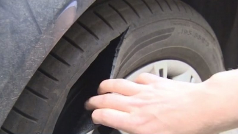 Неизвестен е нарязал гумите на монтанска кола във видинското село