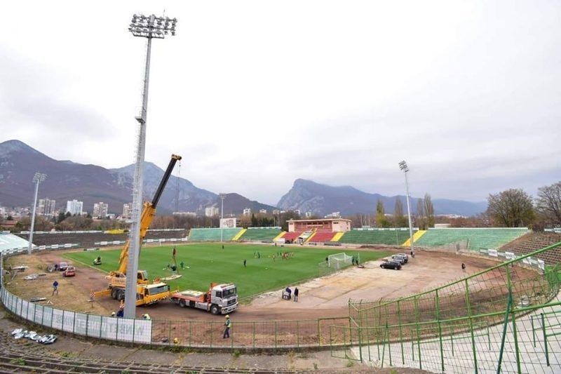 "Ботев" ще пробва осветлението на градския стадион във Враца в
