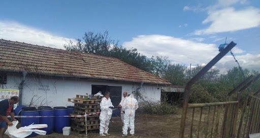 Опасни пестициди натъпкани в бидони чували и туби са открити