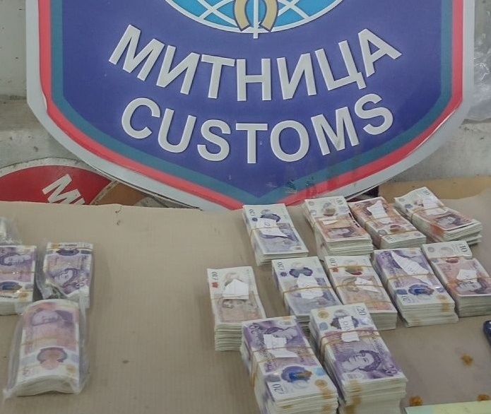Митничари задържаха 150 000 британски и шотландски лири в товарен автомобил на "Дунав мост" при Видин /снимки/