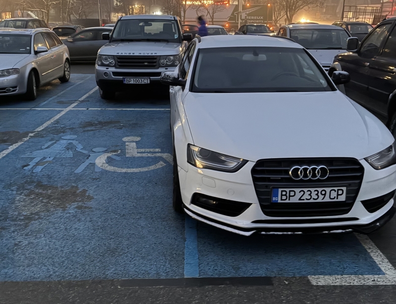 Тарикат с Ауди спря върху част от инвалидно място във