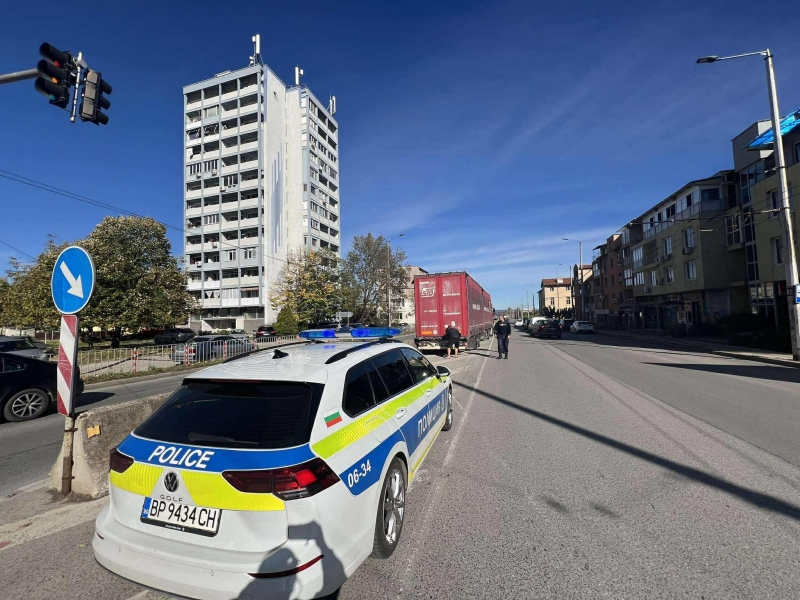 От последните минути! Катастрофа с ТИР блокира възлов булевард във Враца, движението е затруднено /снимки/