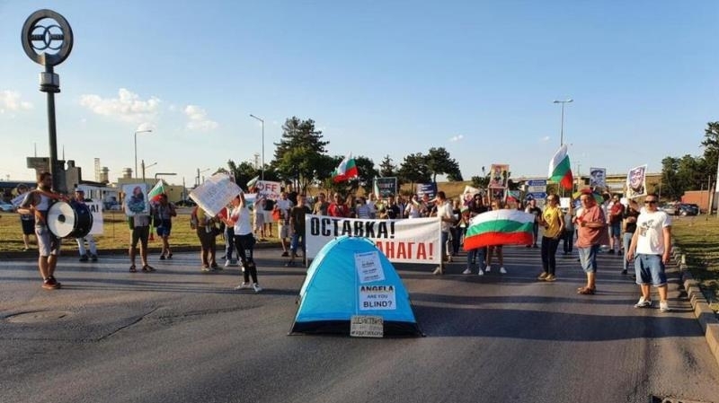 Протестно автошествие срещу управлението на България блокира движението в района