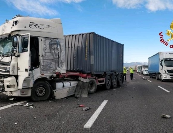 Български шофьор е бил тежко ранен при сблъсък между три