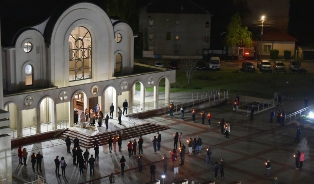 При строги мерки Монтана посрещна Великден Традиционна служба пред вратите