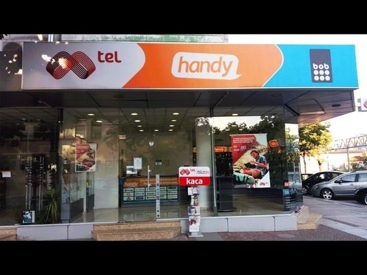 Веригата за търговия с мобилни телефони Хенди спира работа и затваря