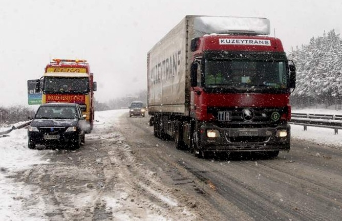 Временно е ограничено движението на МПС над 12 т по