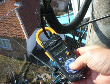 Ненадейна проверка на полицаи излови жена да краде ток във