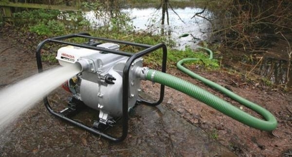 Неизвестен е задигнал две бензинови помпи за вода от имот