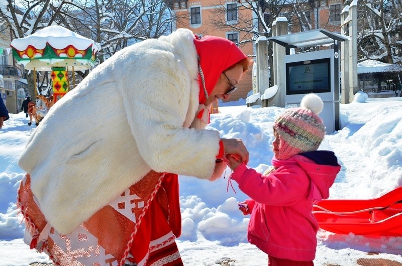 Над 500 мартеници раздаде Баба Марта във Враца на малки