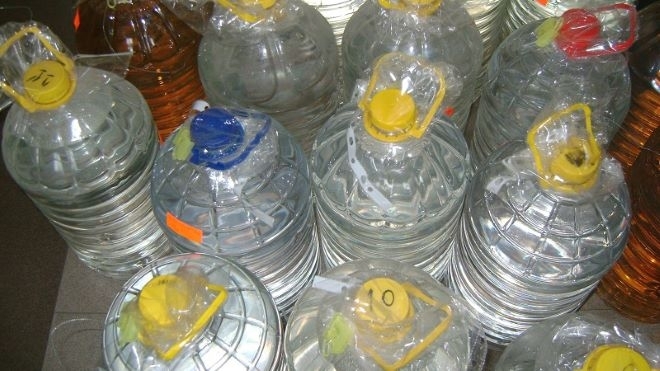 Спипаха търговец с 28 литра нелегален алкохол във Враца съобщиха