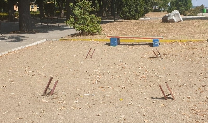 Стърчащи железа на площадка във Видин застрашават живота на децата