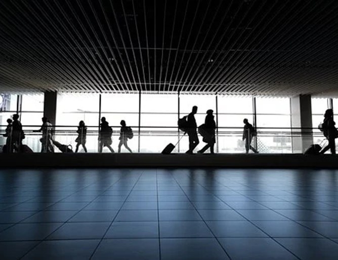 Над 80 румънски туристи се оказаха блокирани на летището в