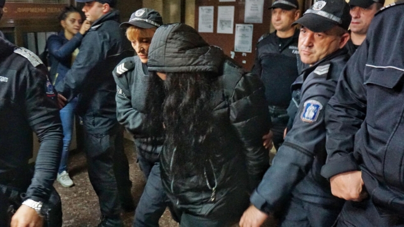 Банковата служителка, откраднала над милион лева, се връща отново в ареста