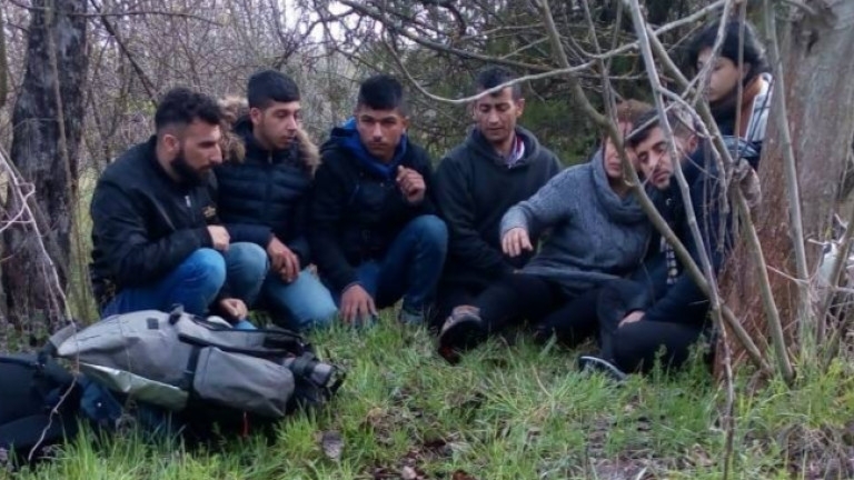 Шестима нелегални мигранти са заловени в лек автомобил на Цариградско