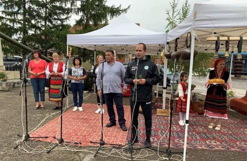 Фолклорен празник под надслов Хоро се вие песен се пее