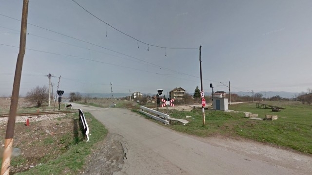 Влак удари автомобил на прелеза в софийското село Кубратово Една жена