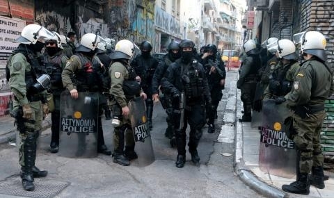 Гръцката полиция арестува над 100 души след като организирана група