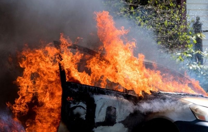 Пожарникари гасиха самозапалила се кола на международен път Е 79 във