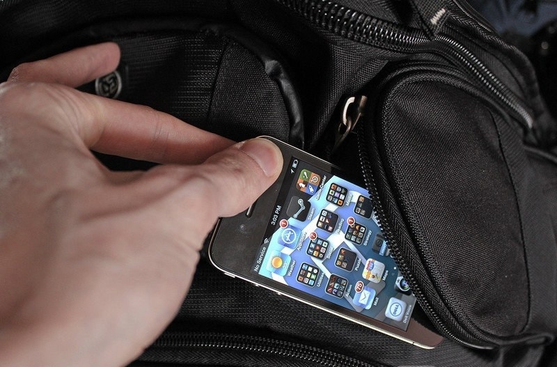 Малолетен открадна телефон от маса пред магазин във Врачанско съобщиха