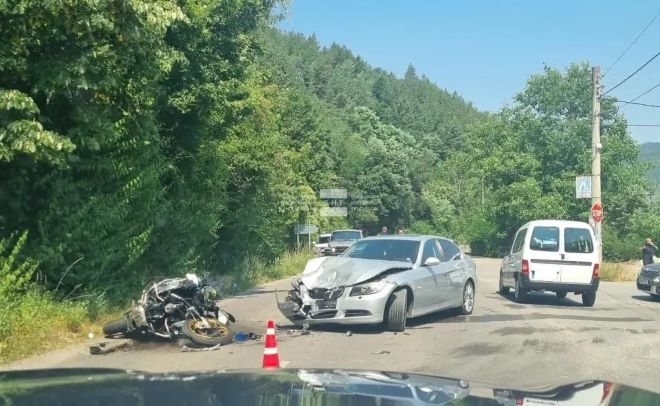 Кръв на пътя! Мотор и кола се удариха челно на Дефилето, има пострадали /снимки/